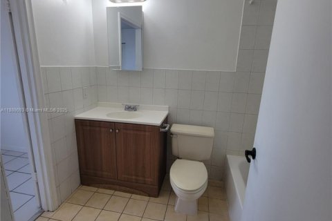 Casa en alquiler en Hialeah, Florida, 2 dormitorios, 83.61 m2 № 1941123 - foto 12