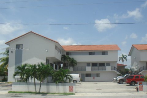 Casa en alquiler en Hialeah, Florida, 2 dormitorios, 83.61 m2 № 1941123 - foto 1
