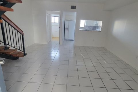Casa en alquiler en Hialeah, Florida, 2 dormitorios, 83.61 m2 № 1941123 - foto 2