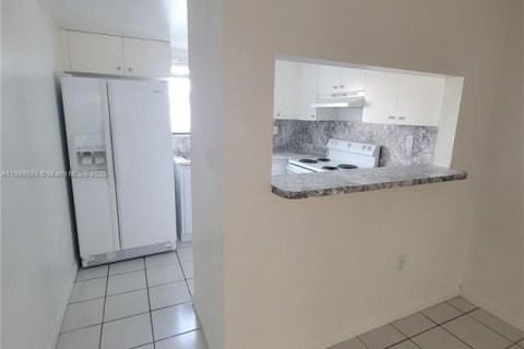Casa en alquiler en Hialeah, Florida, 2 dormitorios, 83.61 m2 № 1941123 - foto 4