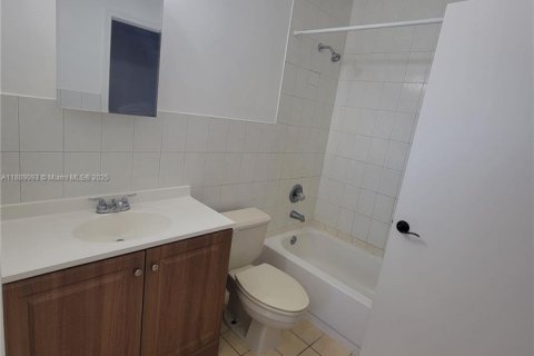 Casa en alquiler en Hialeah, Florida, 2 dormitorios, 83.61 m2 № 1941123 - foto 11