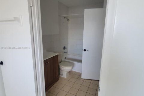 Casa en alquiler en Hialeah, Florida, 2 dormitorios, 83.61 m2 № 1941123 - foto 10