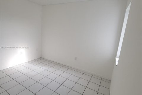 Casa en alquiler en Hialeah, Florida, 2 dormitorios, 83.61 m2 № 1941123 - foto 13