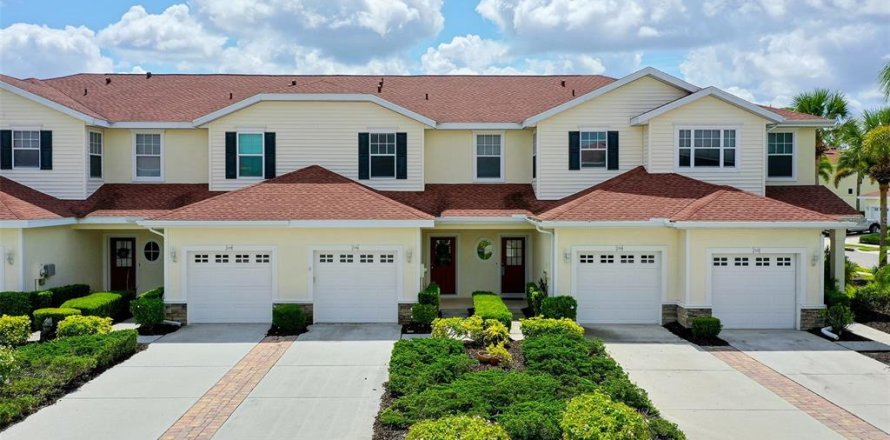 Adosado en North Port, Florida 2 dormitorios, 117.8 m2 № 2142692