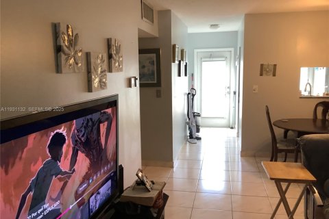 Condominio en alquiler en Lauderdale Lakes, Florida, 2 dormitorios, 87.7 m2 № 1989604 - foto 2