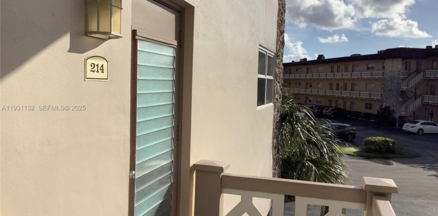 Condominio en Lauderdale Lakes, Florida, 2 dormitorios  № 1989604