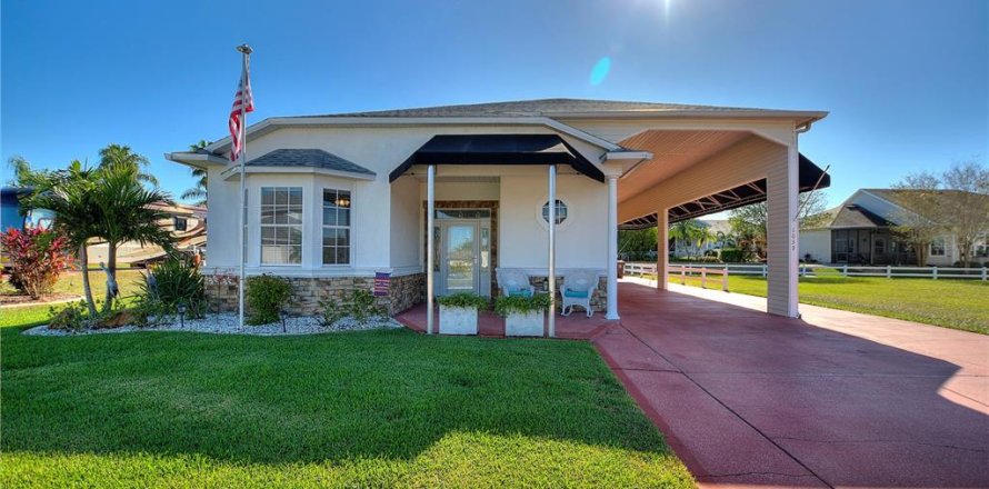 House in Polk City, Florida 2 bedrooms, 149.2 sq.m. № 2394206