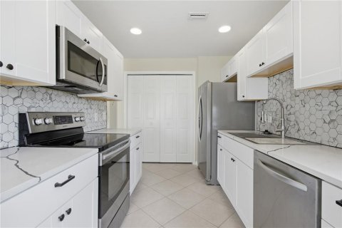 Condo in Fort Myers, Florida, 2 bedrooms  № 2208210 - photo 11
