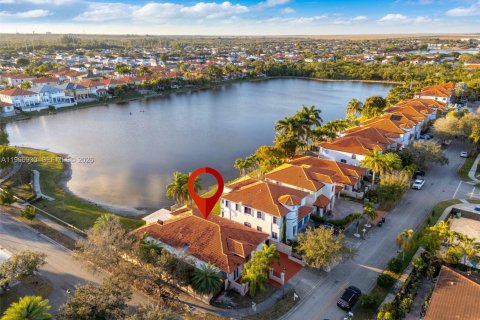 Снять в аренду виллу или дом в Майами, Флорида 4 спальни, 267.37м2, № 2031655 - фото 2