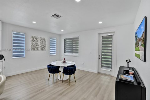 House in Miami Gardens, Florida 3 bedrooms, 169.92 sq.m. № 1814433 - photo 13