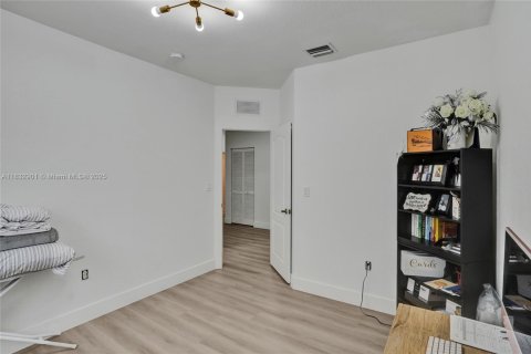 House in Miami Gardens, Florida 3 bedrooms, 169.92 sq.m. № 1814433 - photo 25