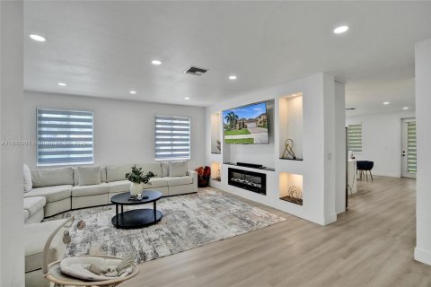 House in Miami Gardens, Florida 3 bedrooms, 169.92 sq.m. № 1814433 - photo 7