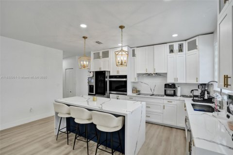 House in Miami Gardens, Florida 3 bedrooms, 169.92 sq.m. № 1814433 - photo 11