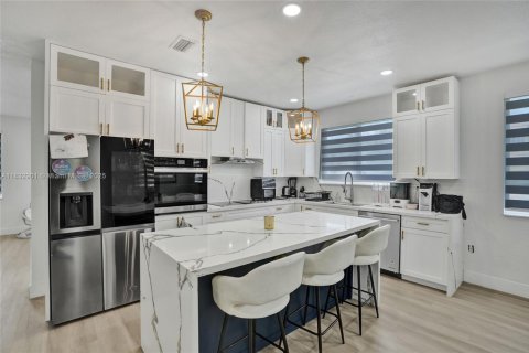 House in Miami Gardens, Florida 3 bedrooms, 169.92 sq.m. № 1814433 - photo 12