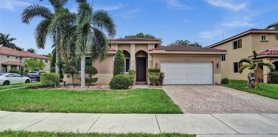 House in Miami Gardens, Florida 3 bedrooms, 169.92 sq.m. № 1814433