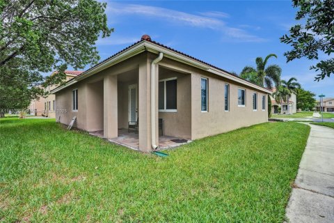 House in Miami Gardens, Florida 3 bedrooms, 169.92 sq.m. № 1814433 - photo 4