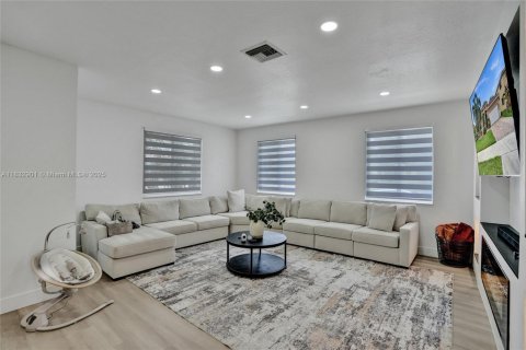 House in Miami Gardens, Florida 3 bedrooms, 169.92 sq.m. № 1814433 - photo 8