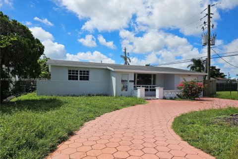 House in Miramar, Florida 3 bedrooms, 190.64 sq.m. № 1922639 - photo 2