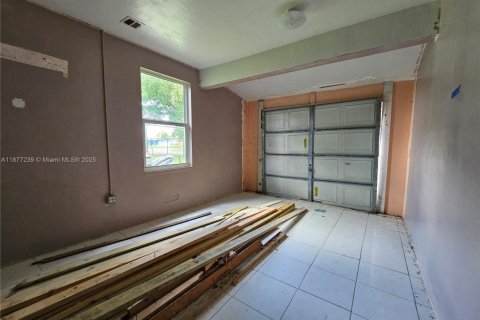 House in Miramar, Florida 3 bedrooms, 190.64 sq.m. № 1922639 - photo 14