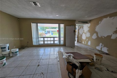 House in Miramar, Florida 3 bedrooms, 190.64 sq.m. № 1922639 - photo 5