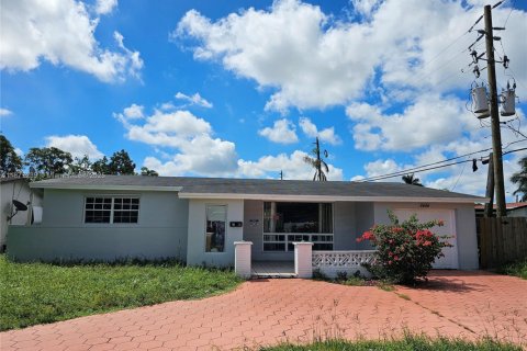 House in Miramar, Florida 3 bedrooms, 190.64 sq.m. № 1922639 - photo 1