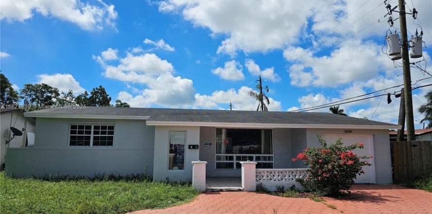 House in Miramar, Florida 3 bedrooms, 190.64 sq.m. № 1922639