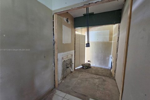 House in Miramar, Florida 3 bedrooms, 190.64 sq.m. № 1922639 - photo 13