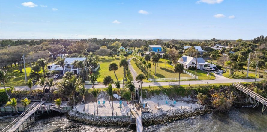 House in Jensen Beach, Florida 5 bedrooms, 267.93 sq.m. № 1007499