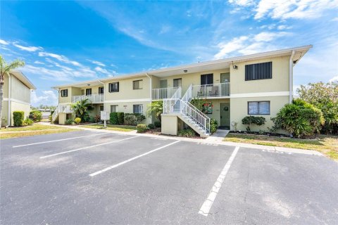 Condo in Punta Gorda, Florida, 2 bedrooms  № 1675387 - photo 1