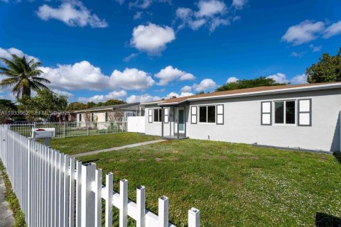 Villa ou maison à louer à North Miami, Floride: 3 chambres, 92.9 m2 № 1993294 - photo 2