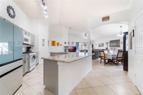 House in Davenport, Florida 4 bedrooms, 166.85 sq.m. № 2099232 - photo 5