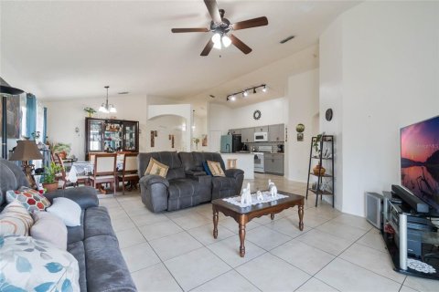 House in Davenport, Florida 4 bedrooms, 166.85 sq.m. № 2099232 - photo 7