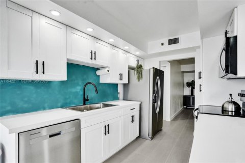 Condo in Hollywood, Florida, 2 bedrooms № 1999919 - photo 27