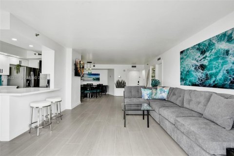 Condo in Hollywood, Florida, 2 bedrooms № 1999919 - photo 19