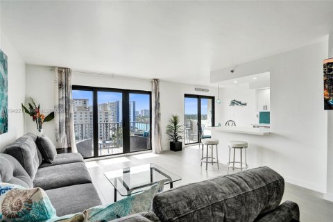 Condo in Hollywood, Florida, 2 bedrooms № 1999919 - photo 11