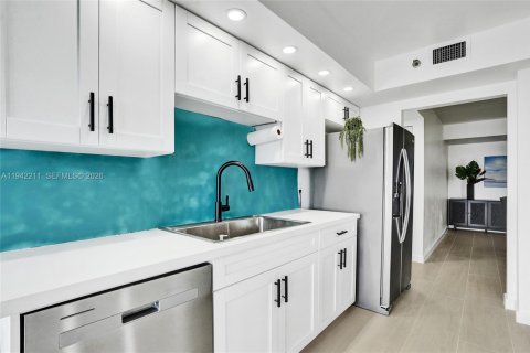 Condo in Hollywood, Florida, 2 bedrooms № 1999919 - photo 29