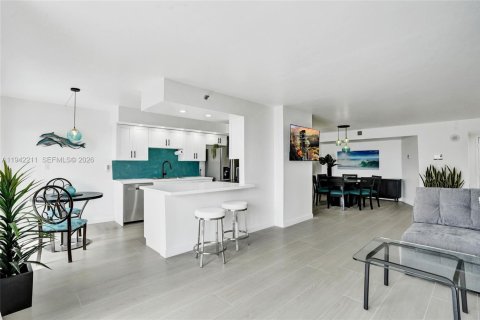 Condo in Hollywood, Florida, 2 bedrooms № 1999919 - photo 12