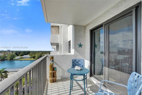 Condo in Hollywood, Florida, 2 bedrooms № 1999919 - photo 6