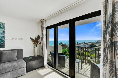 Condo in Hollywood, Florida, 2 bedrooms № 1999919 - photo 2