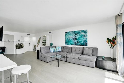 Condo in Hollywood, Florida, 2 bedrooms № 1999919 - photo 14