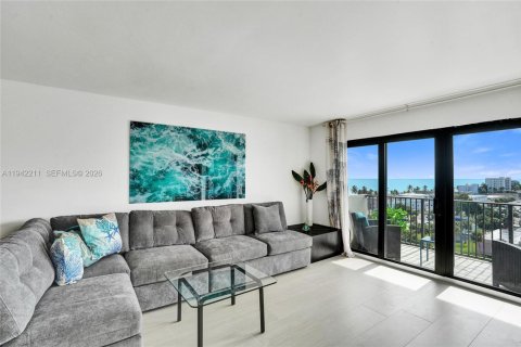 Condo in Hollywood, Florida, 2 bedrooms № 1999919 - photo 20