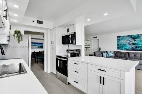 Condo in Hollywood, Florida, 2 bedrooms № 1999919 - photo 28