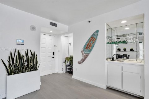 Condo in Hollywood, Florida, 2 bedrooms № 1999919 - photo 18