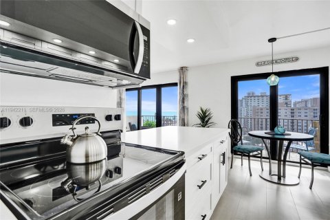 Condo in Hollywood, Florida, 2 bedrooms № 1999919 - photo 30