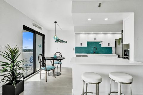 Condo in Hollywood, Florida, 2 bedrooms № 1999919 - photo 21