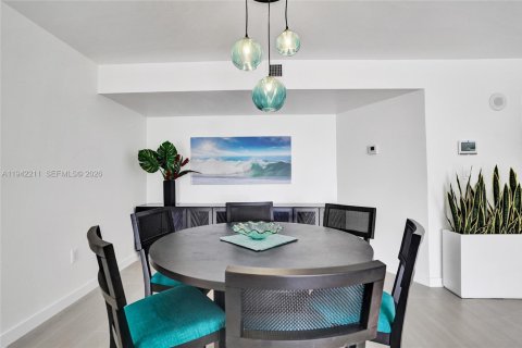 Condo in Hollywood, Florida, 2 bedrooms № 1999919 - photo 17