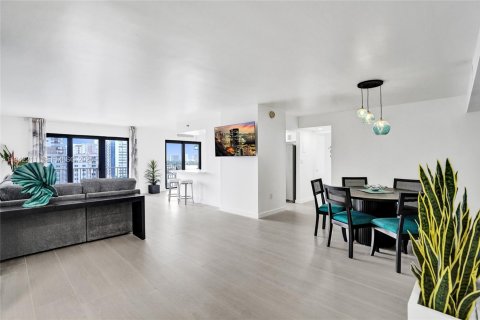 Condo in Hollywood, Florida, 2 bedrooms № 1999919 - photo 16