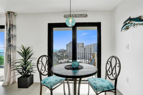 Condo in Hollywood, Florida, 2 bedrooms № 1999919 - photo 26