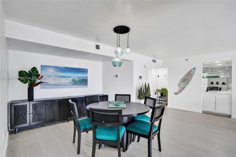 Condo in Hollywood, Florida, 2 bedrooms № 1999919 - photo 10