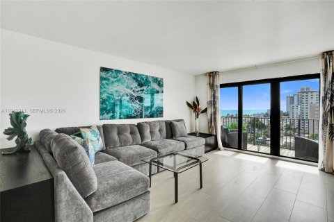 Condo in Hollywood, Florida, 2 bedrooms № 1999919 - photo 24